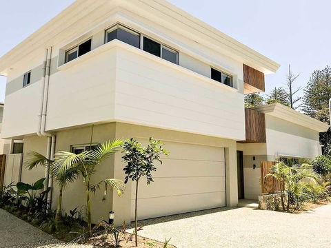 Fat Frog Beach Houses - Sunshine Coast Tourism 0