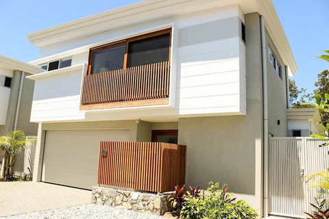 Fat Frog Beach Houses - Sunshine Coast Tourism 1