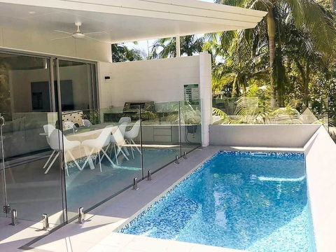 Fat Frog Beach Houses - Sunshine Coast Tourism 2