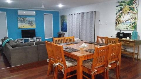 1 Naiad Court Lowset Family Home With Swimming Pool & Covered Deck. Pet Friendly - Sunshine Coast Tourism 1