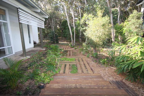 15 Belle Court Modern Architect Designed Open Plan Holiday Home With Outdoor Shower - Holiday Sunshine Coast 2