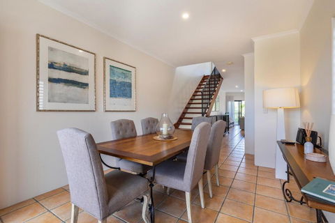 Wake Up To Ocean Views In Stylish Comfort - Holiday Sunshine Coast 2