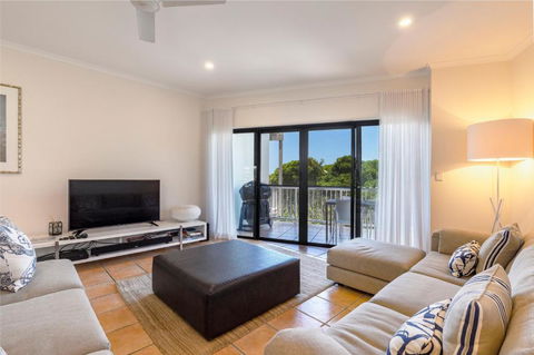Wake Up To Ocean Views In Stylish Comfort - Holiday Sunshine Coast 5