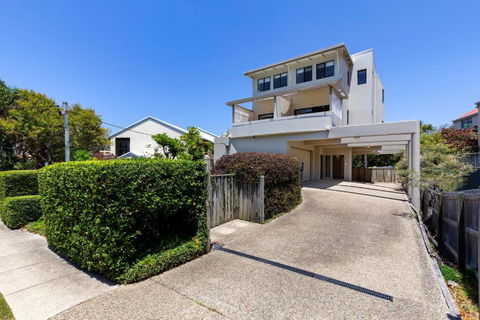 Wake Up To Ocean Views In Stylish Comfort - Holiday Sunshine Coast 7