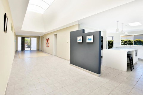 Neptune Absolute Beachfront - Sunshine Coast Tourism 6