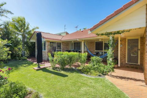 SECRET GARDEN WiFi Netflix Pet Friendly - Sunshine Coast Tourism 0