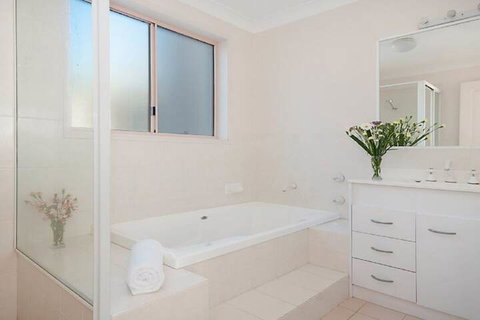 Pacific Rose Winter Holiday Special - Sunshine Coast Tourism 4