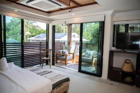 Sunrise On Four Mile Port Douglas - Sunshine Coast Tourism 4