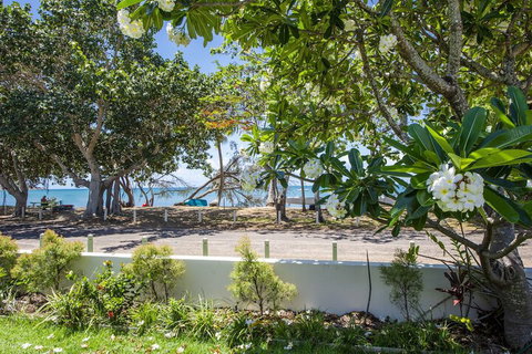 Lei Lo - Holiday Sunshine Coast 4