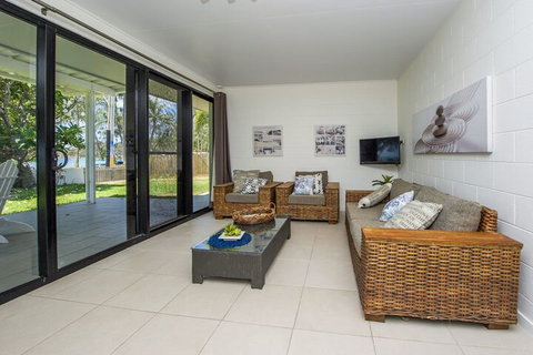 Lei Lo - Holiday Sunshine Coast 2