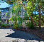 Surfside Beach House 17 Rainbow Shores Swimming pool 2 minute walk to beach air conditioning relax here - Holiday Sunshine Coast