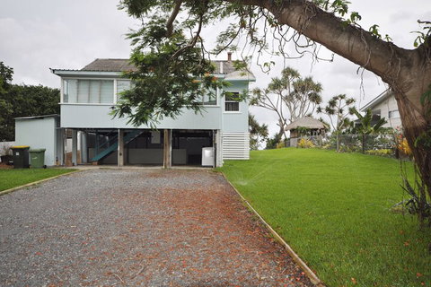 Golden Sands At Beachmere - Holiday Sunshine Coast 1