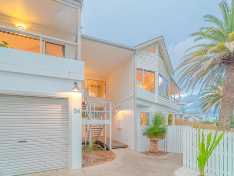 EAST COAST ESCAPES Lighthouse Studio - Sunshine Coast Tourism 4
