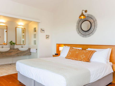 EAST COAST ESCAPES Lighthouse Studio - Sunshine Coast Tourism 7