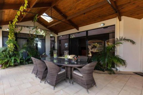 Maidstone Executive Residence - Holiday Sunshine Coast 0