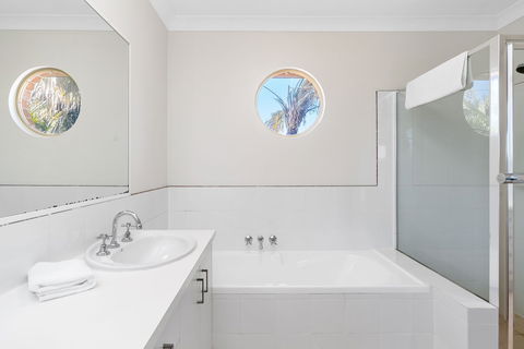 Bayside Court Apartments - Sunshine Coast Tourism 6