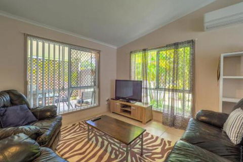 Affordable Holiday Home - Holiday Sunshine Coast 0