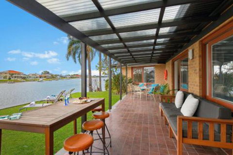North View Waterfront Home Private Jetty - Holiday Sunshine Coast 3