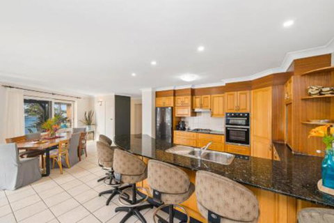 North View Waterfront Home Private Jetty - Holiday Sunshine Coast 5