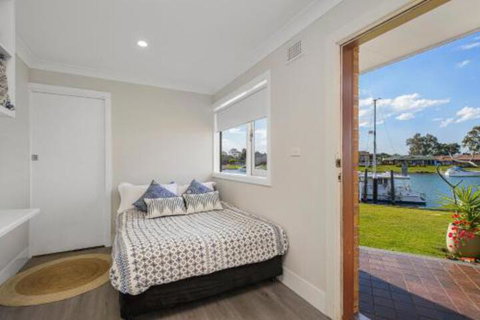 North View Waterfront Home Private Jetty - Holiday Sunshine Coast 7