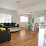 Bright & Breezy - Holiday Sunshine Coast 0