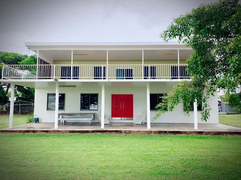 Holiday Rental Huge House With Beach Views - Sunshine Coast Tourism 3