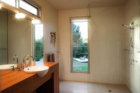 THE Lake House - Surf Side - Holiday Sunshine Coast 3