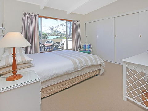 REST ASHORE At MOLLYMOOK - Sunshine Coast Tourism 5