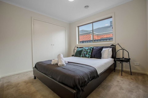 Spacious Lovely Home In Point Cook - Holiday Sunshine Coast 7