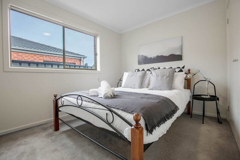 Spacious Lovely Home In Point Cook - Holiday Sunshine Coast 2