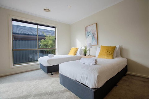 Spacious Lovely Home In Point Cook - Holiday Sunshine Coast 1
