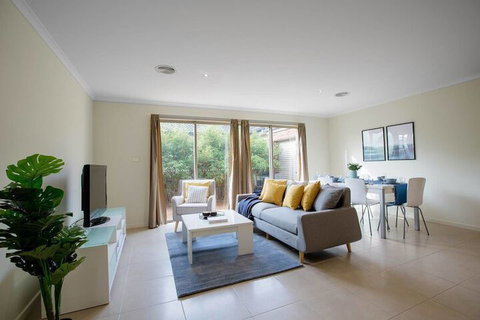 Spacious Lovely Home In Point Cook - Holiday Sunshine Coast 4