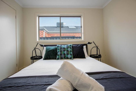 Spacious Lovely Home In Point Cook - Holiday Sunshine Coast 6