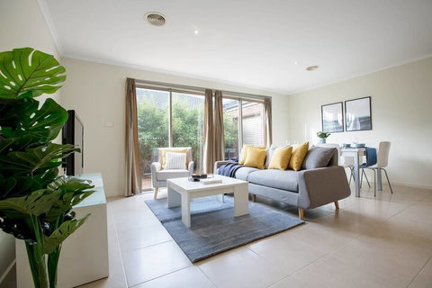 Spacious Lovely Home In Point Cook - Holiday Sunshine Coast 5