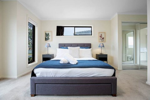 Spacious Lovely Home In Point Cook - Holiday Sunshine Coast 3