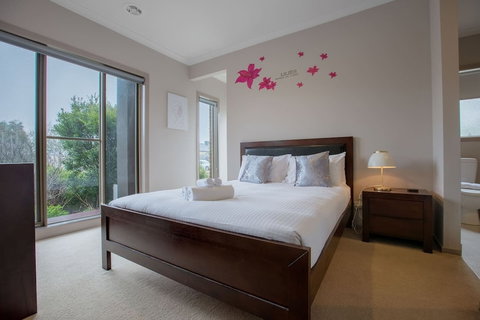 Gorgeous 4BR Home In Point Cook - Holiday Sunshine Coast 3