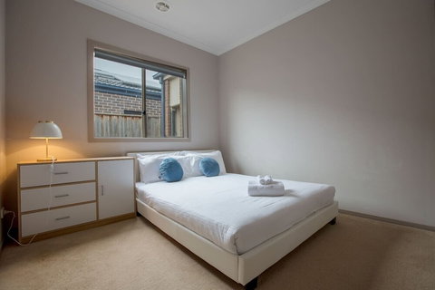 Gorgeous 4BR Home In Point Cook - Holiday Sunshine Coast 1