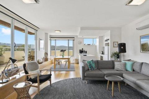 POINT GREY APARTMENT ONE VIEWPOINT - Sunshine Coast Tourism 5