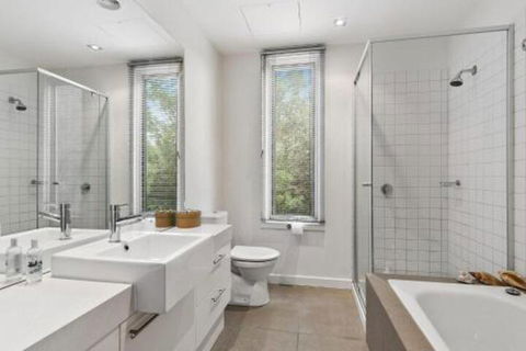 POINT GREY APARTMENT ONE VIEWPOINT - Sunshine Coast Tourism 6
