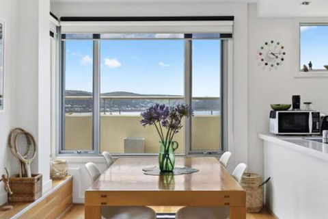POINT GREY APARTMENT ONE VIEWPOINT - Sunshine Coast Tourism 4