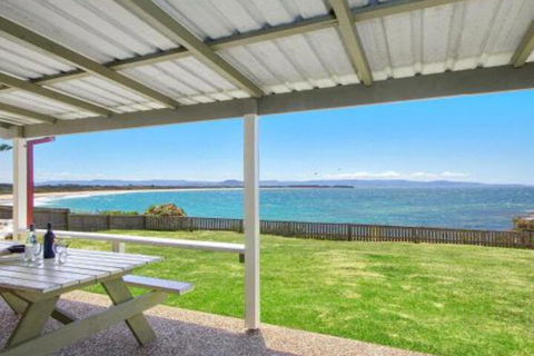 Amazing Aspects Perched Above Tilbury Cove - Holiday Sunshine Coast 0