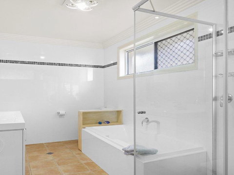 Horizon SPECIAL OFFER 3 FOR 2 - Holiday Sunshine Coast 1