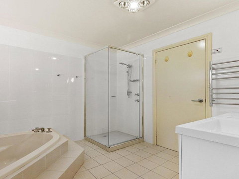 Horizon SPECIAL OFFER 3 FOR 2 - Holiday Sunshine Coast 5