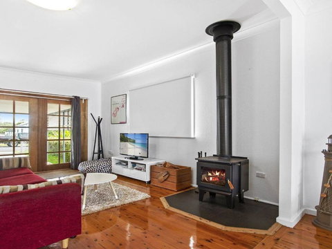 Sea Shack Renovated 1950s Beach House - Sunshine Coast Tourism 6