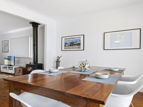 Sea Shack Renovated 1950s Beach House - Sunshine Coast Tourism 4