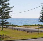 The Penguins Head across from the beach - Holiday Sunshine Coast