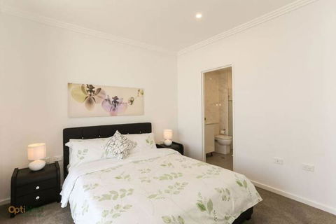 Modern, Spacious Apt@liverpool With Incredible Views - Sunshine Coast Tourism 6