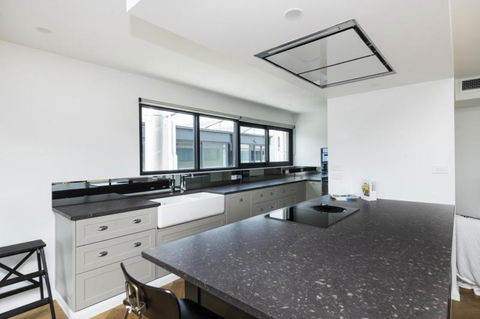 Accommodate Canberra Warehouse - Holiday Sunshine Coast 6