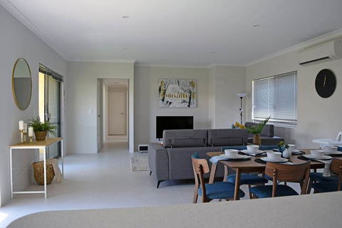 The Kingsley's Place Piara Waters - Holiday Sunshine Coast 7
