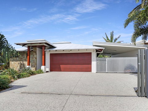 WATERFRONT HOME BORDERING MOOLOOLABA - Holiday Sunshine Coast 2